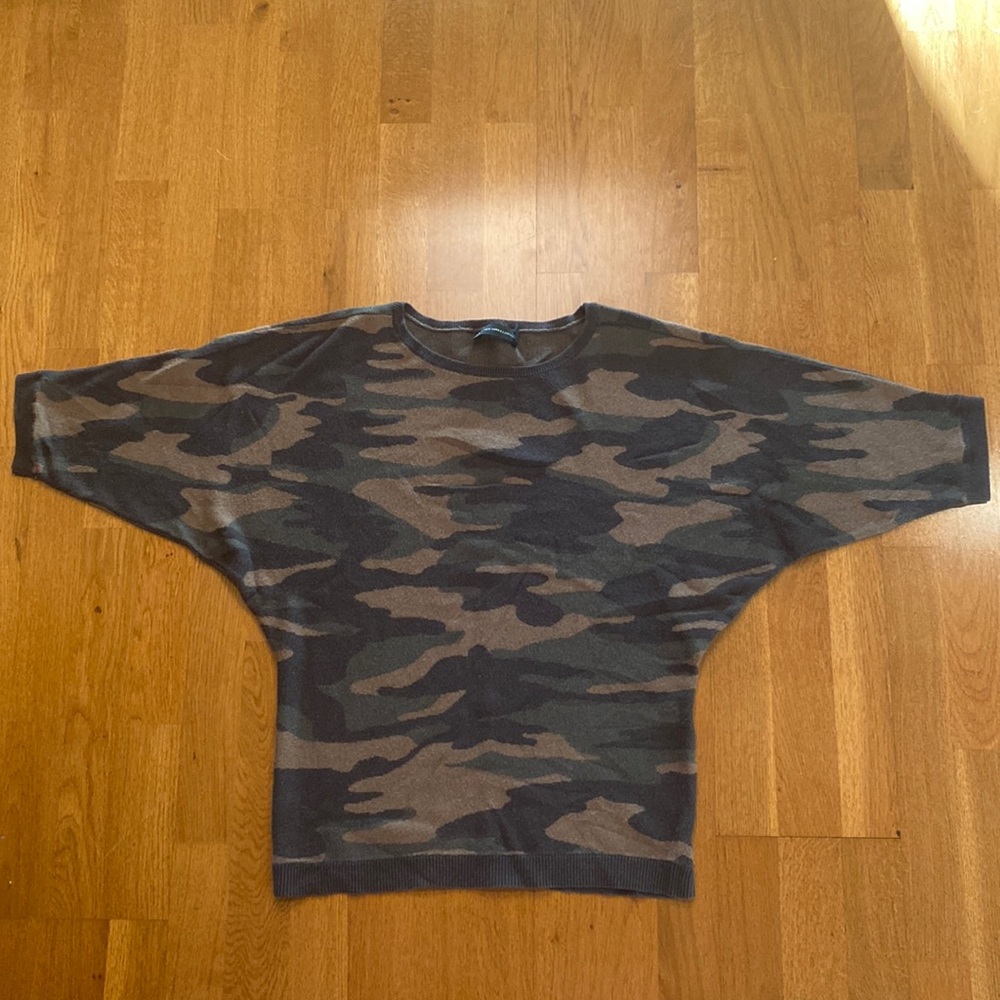 🌼3/$10 New York & Company Camouflage Dolman Top